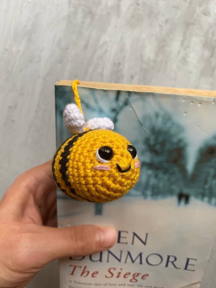 Signets au crochet Abeille et Grenouille avec pompons pour la vente par Honey Art and Nature