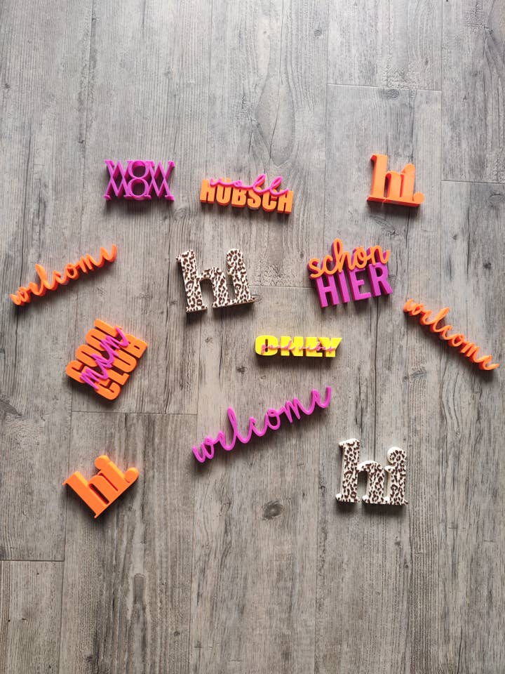 3D skrifttræk "hi" – ensfarvet dekorativt blikfang for engroshandel hos afHandmade