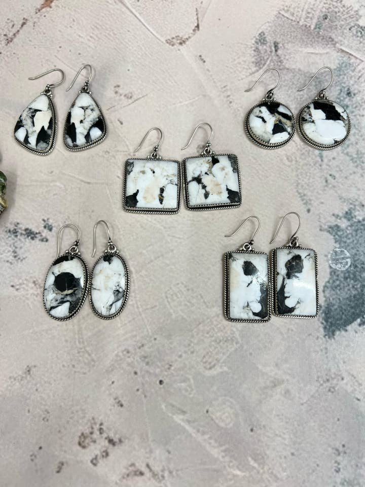 Boucles d'oreilles crochet en argent sterling fait main avec turquoise White Buffalo signées Nizhoni. pour la vente par Nizhonitradersllc