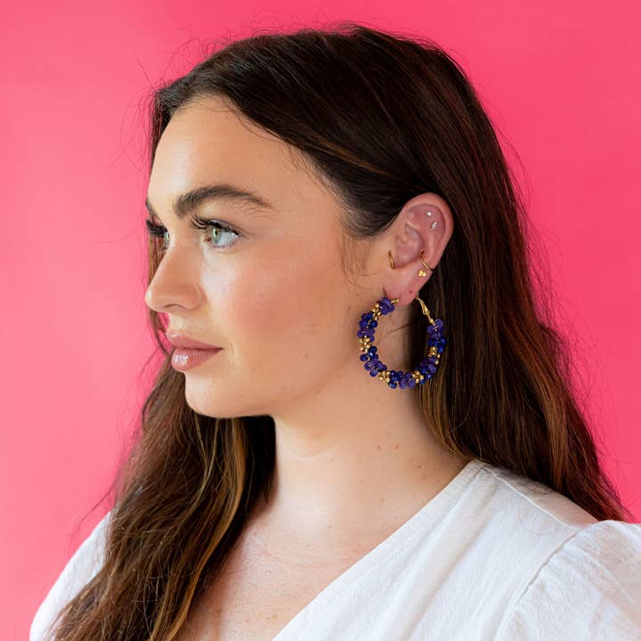 Boucles d'oreilles Game Day - Créoles à paillettes violettes et dorées pour la vente par Golden Lily