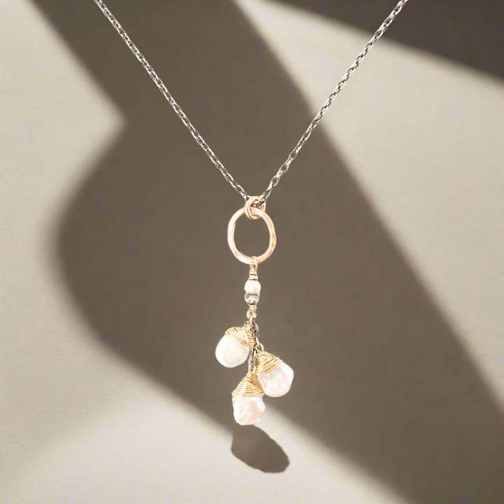 Collier en perles dorées pour la vente par J + I Jewelry