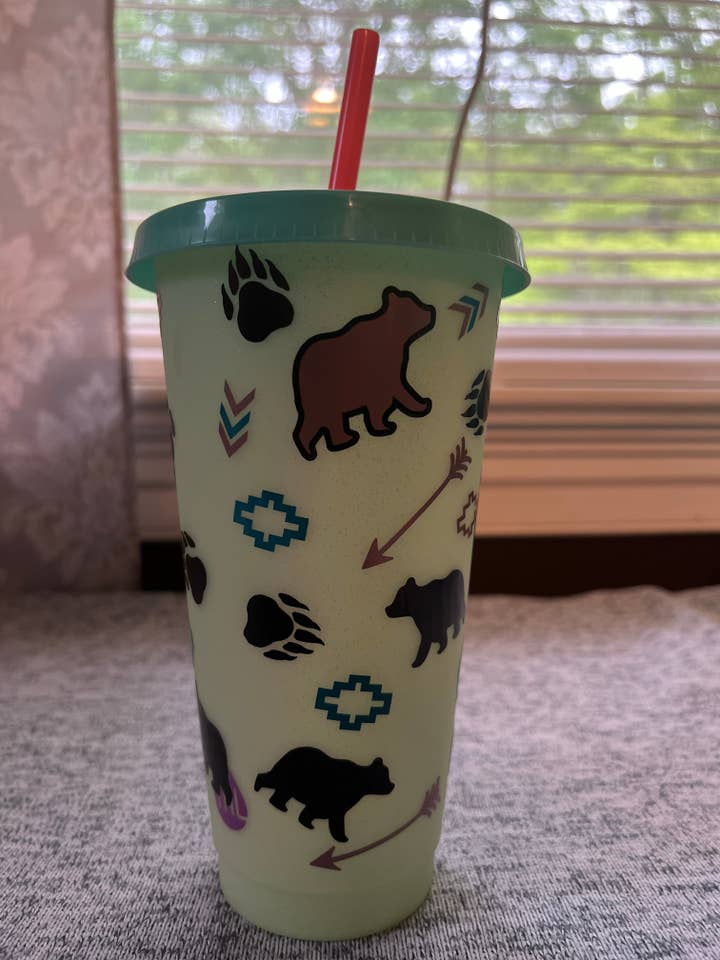 Gobelet Mama Bear pour la vente par WebbLynn Design LLC.