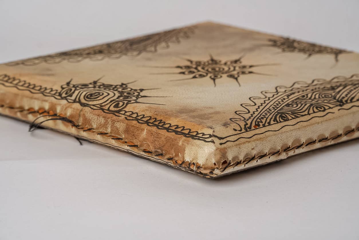 Verve Culture – Engroshandel Musikinstrument – Marokkansk firkantet tromme med gedeskind og henna2