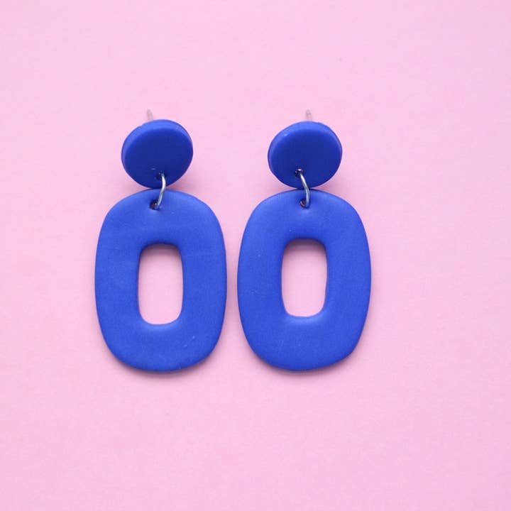Felblauwe ovale oorbellen voor wholesale door mary earrings studio