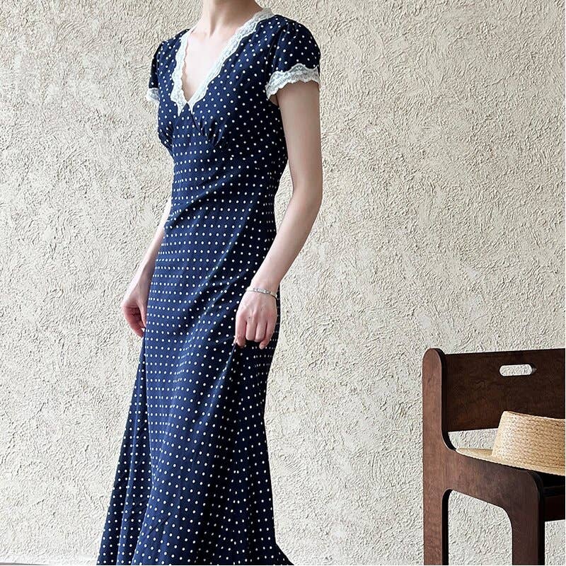 MARINBLÅ V-ringad klänning med spetskant och prickar för wholesale på Faire2