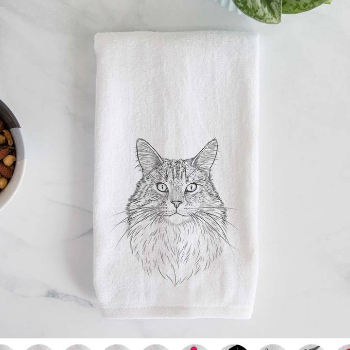 Serviette à main Angel the Maine Coon Cat pour la vente par Inkopious