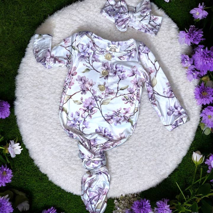Ensemble robe nouée et bandeau à fleurs pastel violettes délicates pour la vente par Baby in Styles