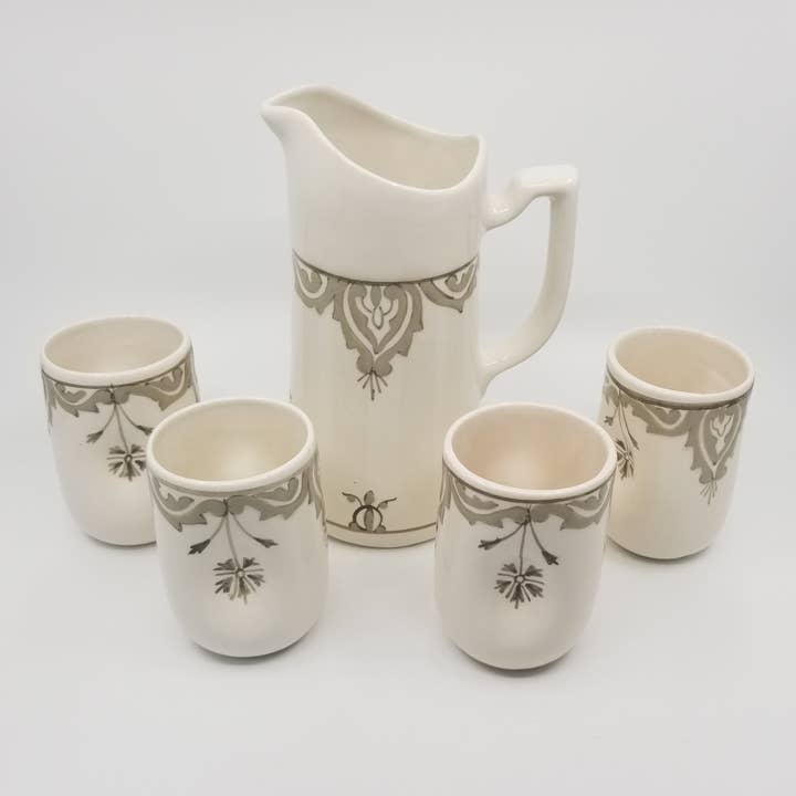 Set di succhi di frutta in ceramica fatto a mano con 4 tazze con caraffa, Greige per la vendita all'ingrosso da parte di Kamsah