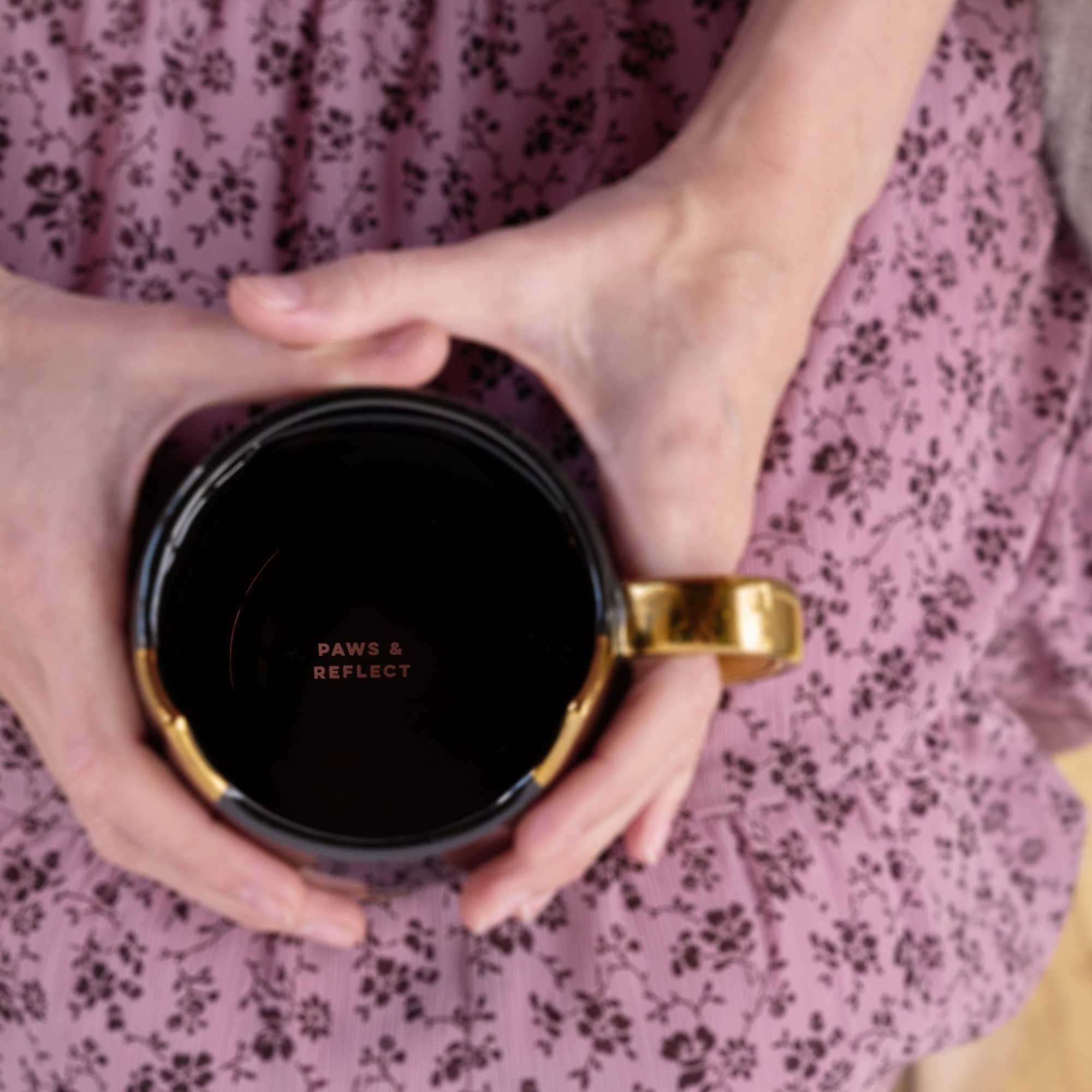 Pinky Up - Wholesale Coffee Mug - Chloe™ Ceramic Mug Cat Paws and Reflect in Black and Gold3