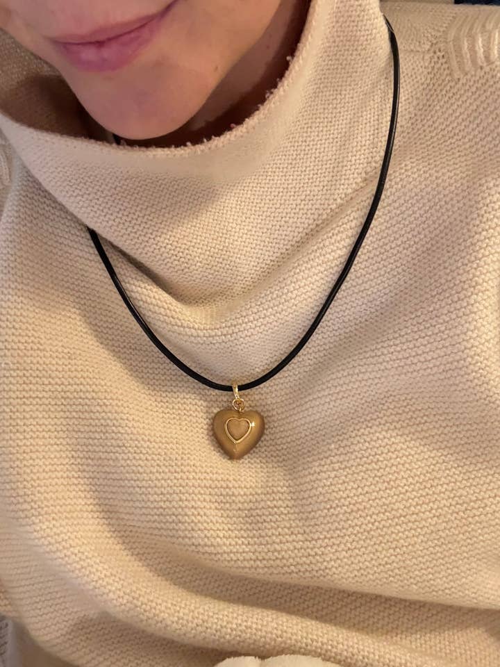 Collier en Cordon de Cuir avec Cœur - Noir pour la vente par Smith and Co. Design