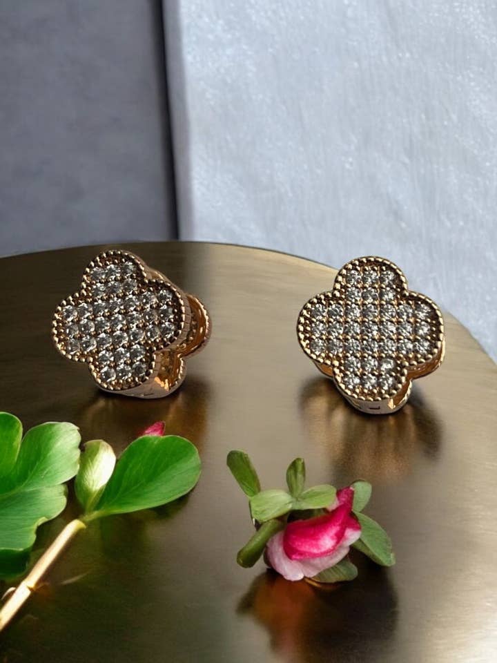 Boucles d'oreilles Huggie pavées de trèfle en CZ plaqué or 18k pour la vente par Divina Jewelry & Accessories LLC