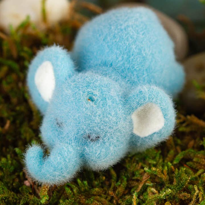 Factory Direct Craft - Vente Décorations de table - Bébés éléphants bleus miniatures floqués endormis (sachet de 6)