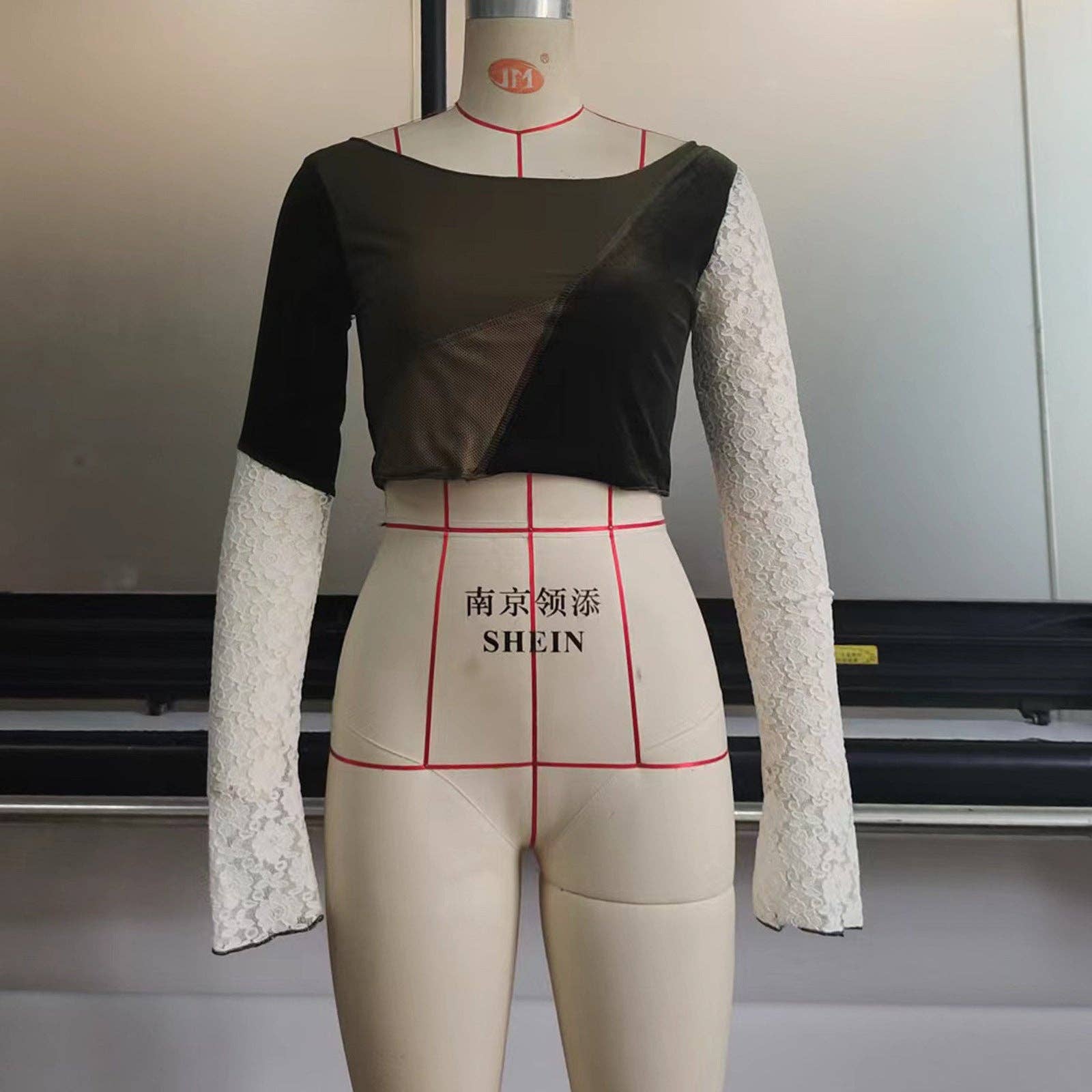 grün Sexy Slim Fit, kontrastierende Farben, Rundhalsausschnitt, lässiges Top, sexy Spitzennähte, ausgestellte Ärmel, T-Shirt für Damen für den Großhandel auf Faire4