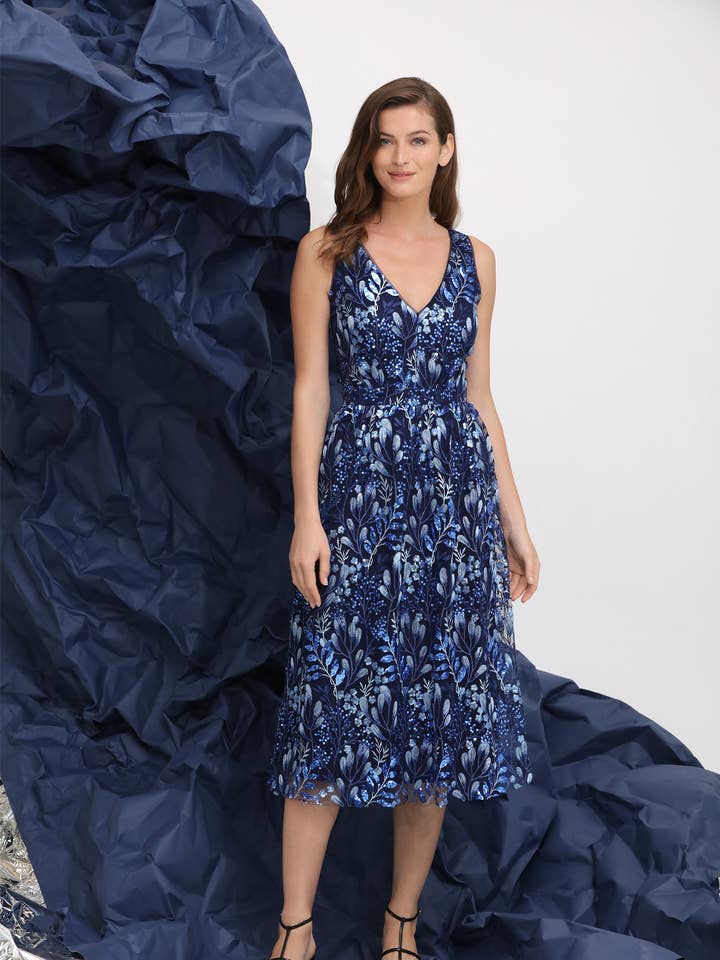 ROBE MIDI DE COCKTAIL À COL EN V pour la vente par Maggy London Group