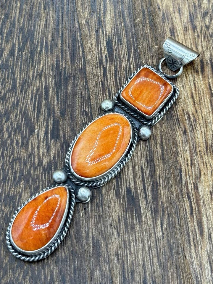 Pendentif goutte en argent sterling fait main par des Navajos natifs avec coquillage d'huître épineuse. pour la vente par Native City Jewelry