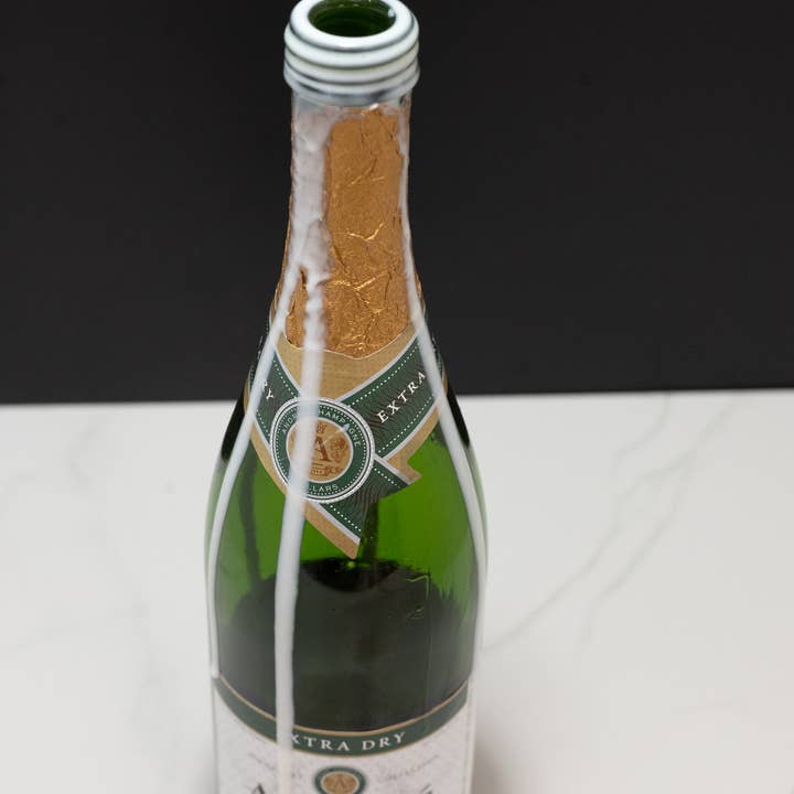 Just Dough It! Fake Foods - Wholesale Tafelbladdecoratie - Halfgevulde nepchampagnefles1