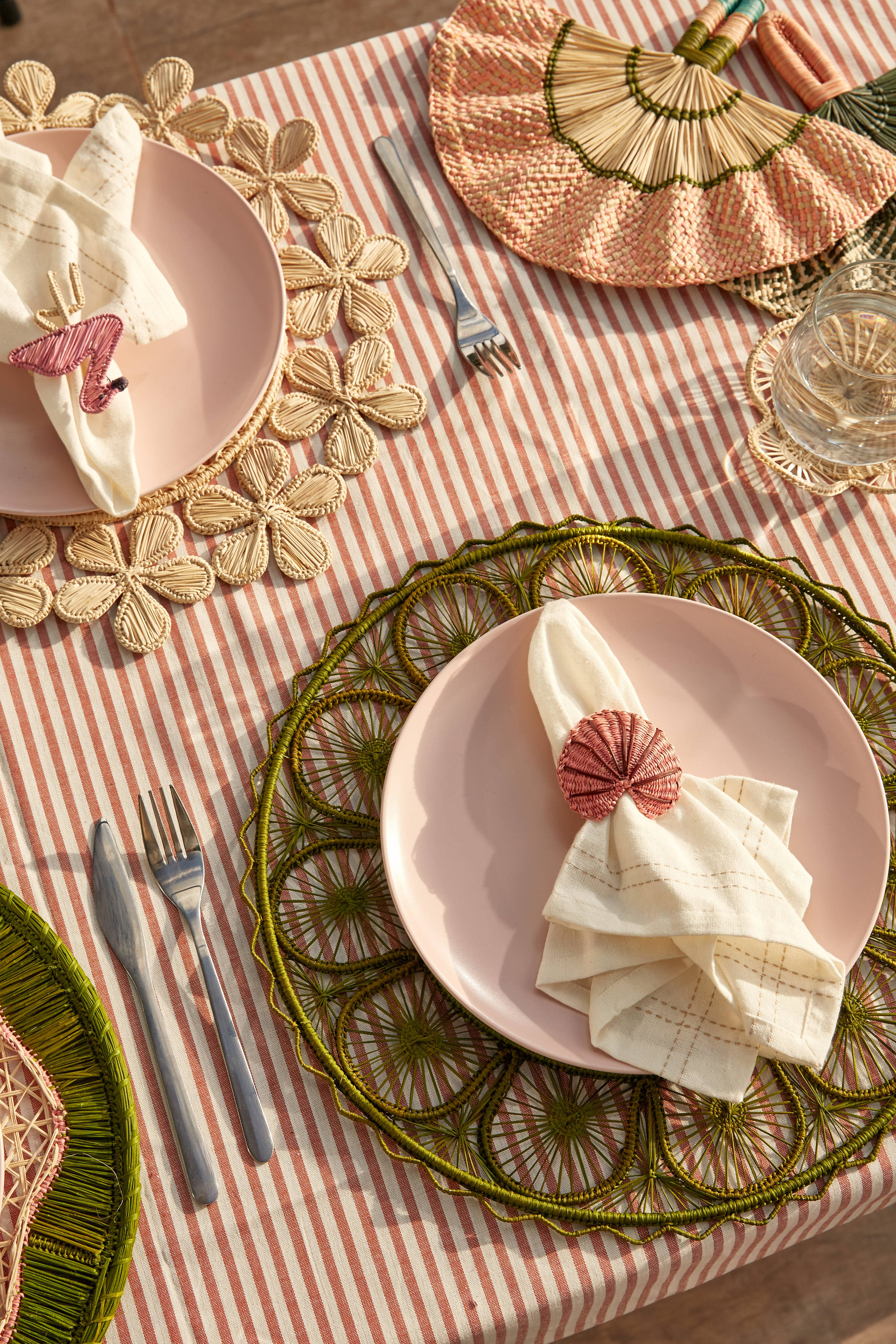 Coro Cora™ - Wholesale Handheld Folding Fan - Toquilla Frilly hand fan1