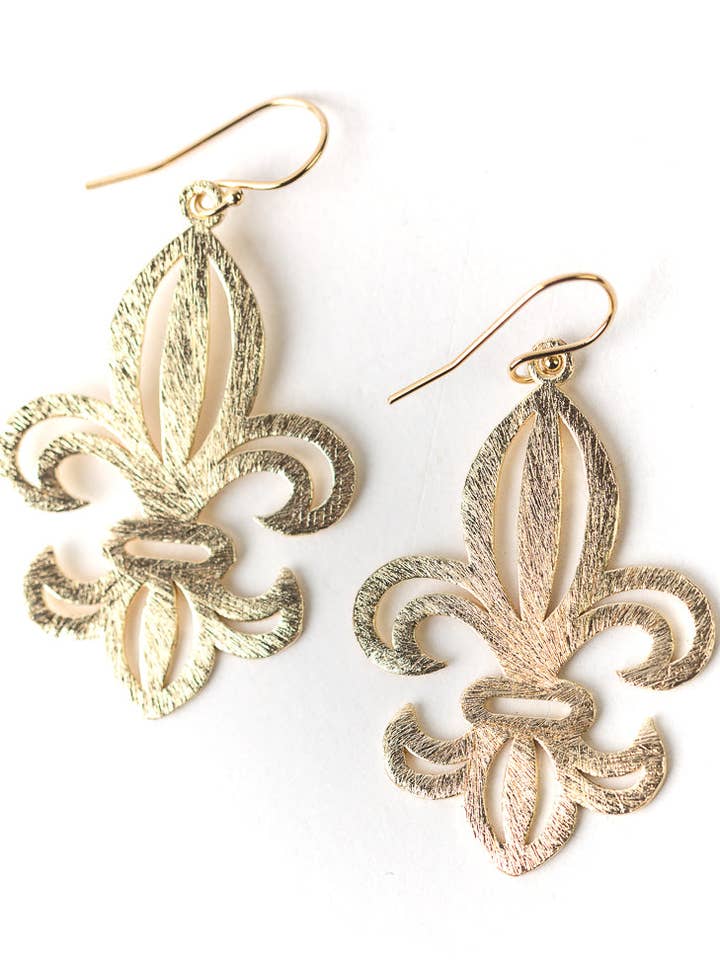 Boucles d'oreilles Fleur-de-Lis en or brossé pour la vente par Anne Vaughan Designs Jewelry