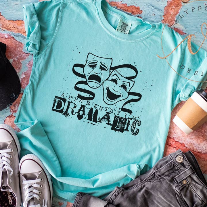 T-shirt Bella Canvas pour adulte, cadeau pour amateur de théâtre, cadeau d'anniversaire ou de Noël pour passionnés de théâtre. pour la vente par Calypso Rose Designs