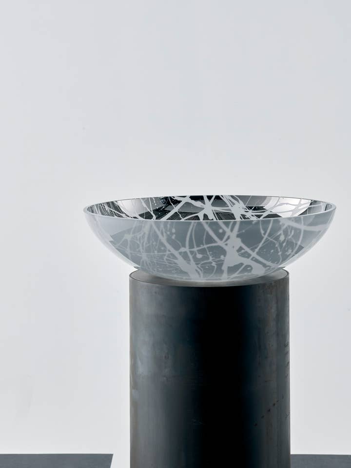 Bol plat IN-BETWEEN, blanc éclaboussé pour la vente par Angel Glass Design SIA