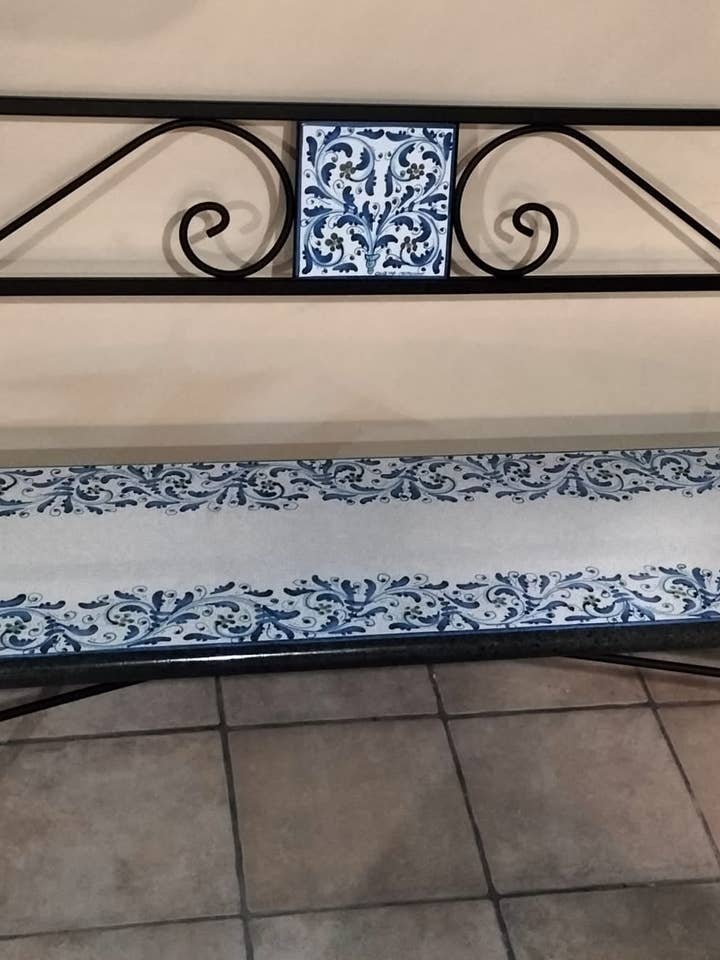 Bänk i smidesjärn med lavasten och kakelplatta 20x20 cm Dekor 1600‑tal för wholesale av DD Ceramiche Siciliane