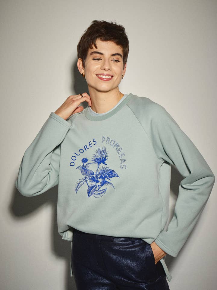 Himmelblå sweatshirt med blomsterprint for engroshandel hos Dolores Promesas