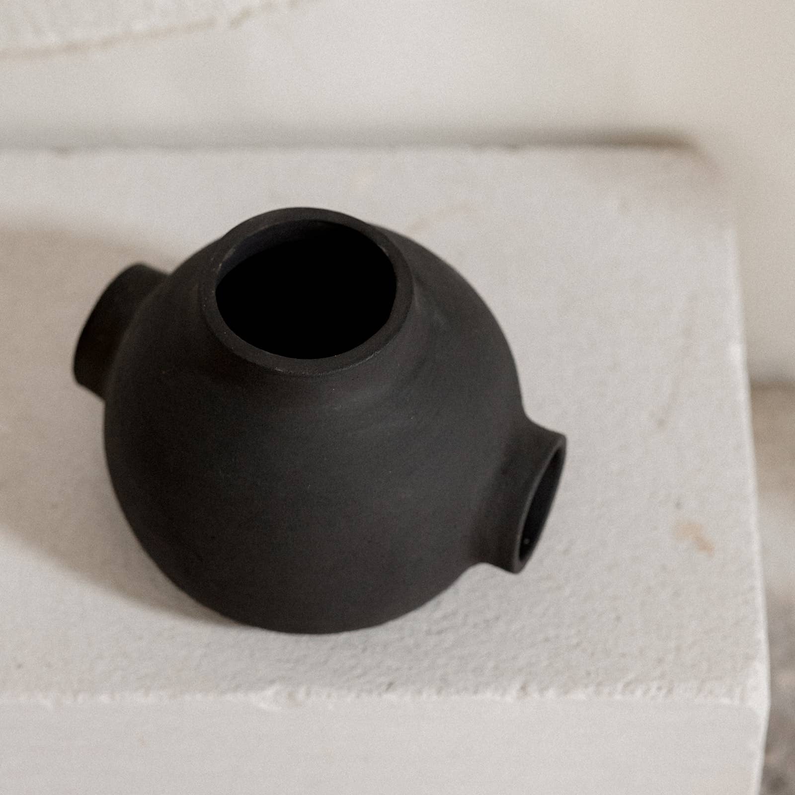 Claycraft – wholesale Vas – Rund keramisk bollvas öppen design rå handgjord11