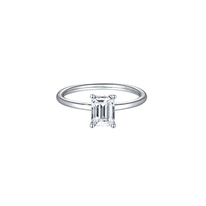 Bague de fiançailles solitaire en diamant moissanite taille émeraude pour la vente par Ring Deluxe Fine Jewelry