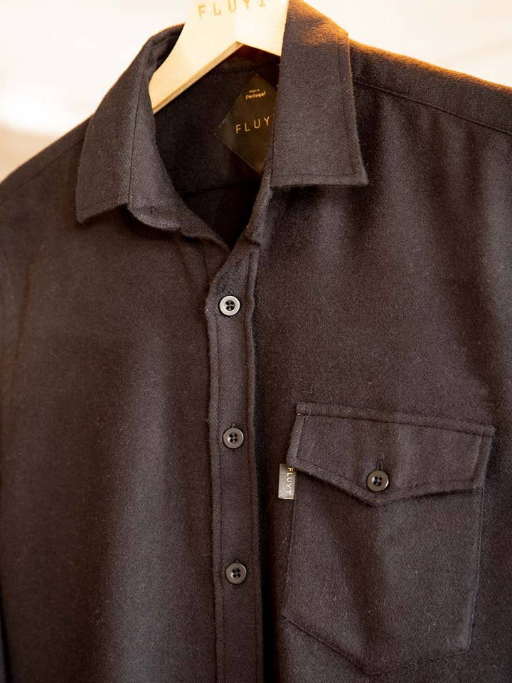 Chemise en flanelle noire pour la vente par FLUYT