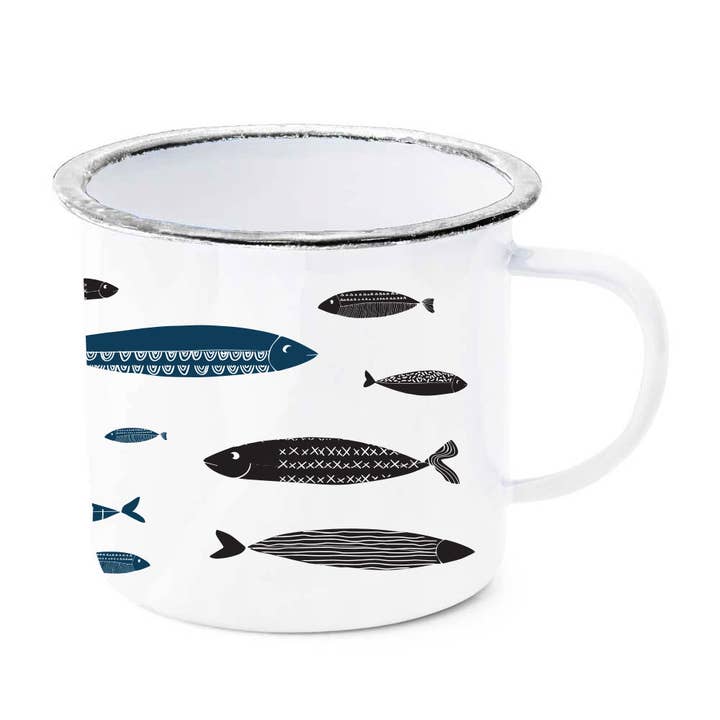 Langwerpige geëmailleerde mok met vis voor wholesale door Potluck Press