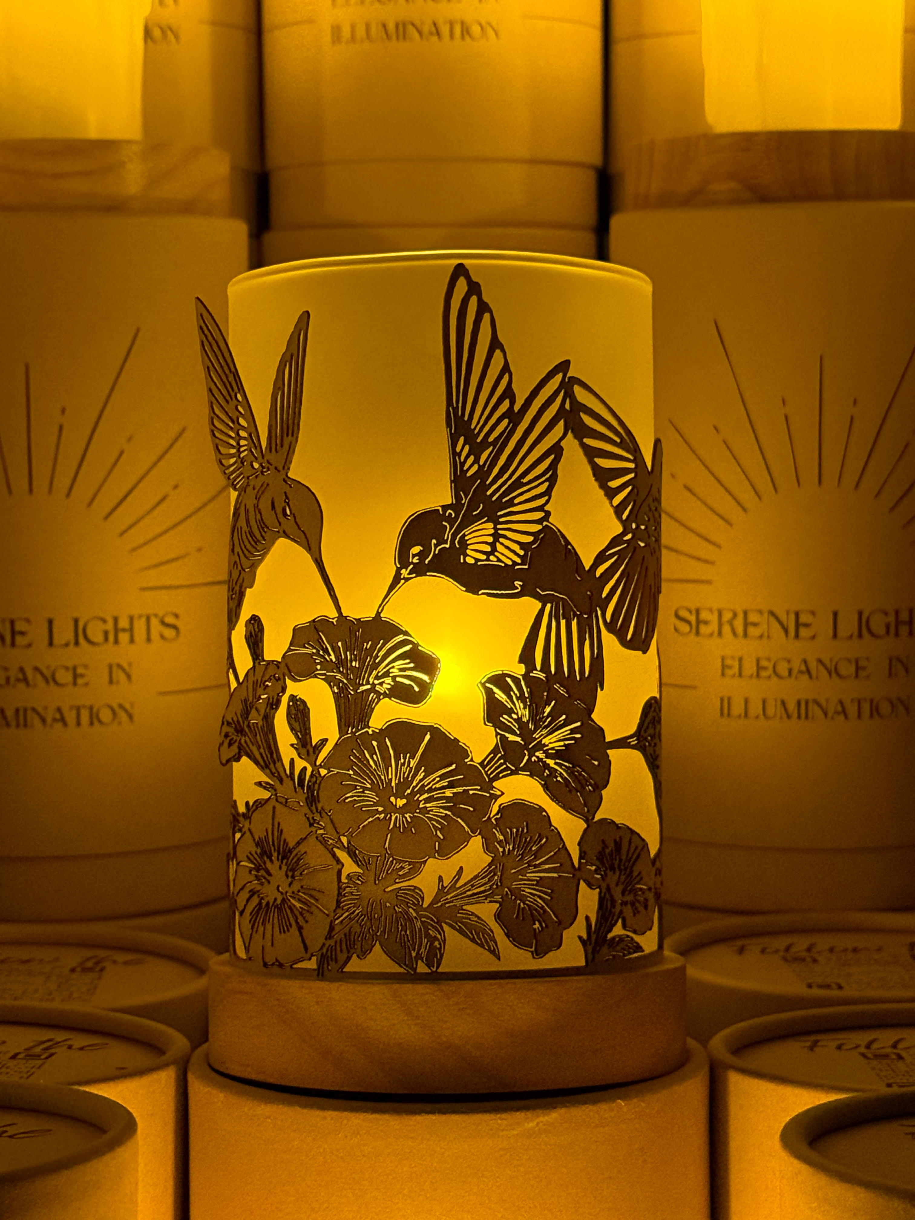 Serene Lights - Vente Décorations de table - Porte-bougie décoratif avec colibris en vol – Gravé au laser, placage de bois fait main, bougie LED rechargeable5