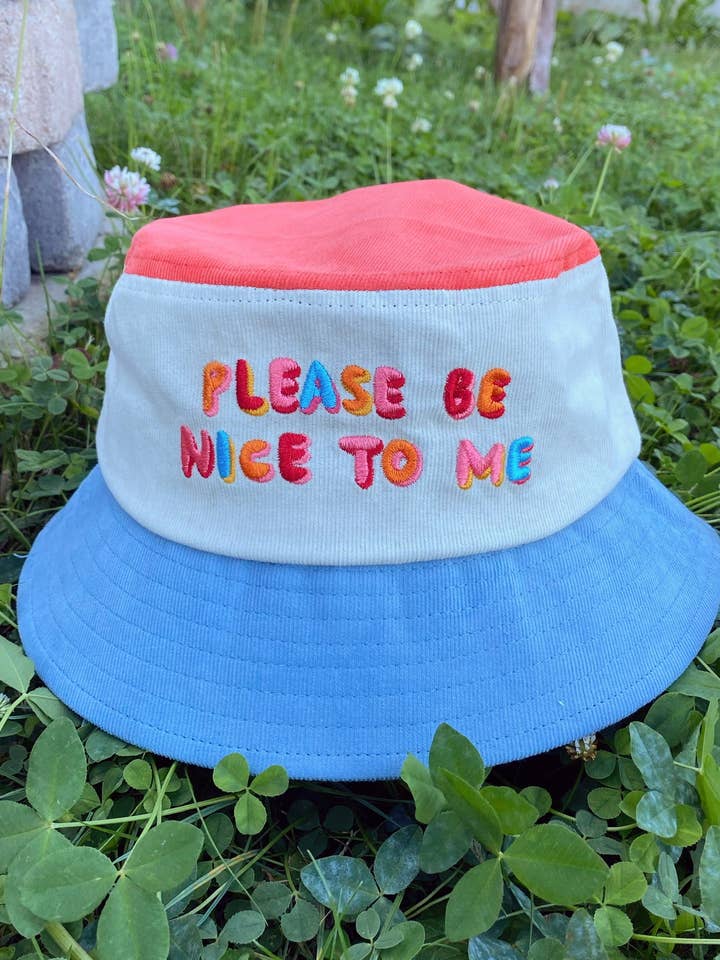 Sombrero de Cubo con Bloques de Color "Por Favor Sé Amable Conmigo" para venta al por mayor de The Peach Fuzz