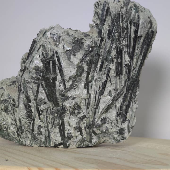 Campione di Diopside Verde C per la vendita all'ingrosso da parte di The Texas Rocks