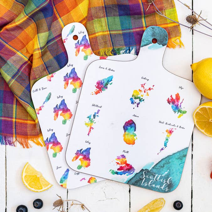 Planche à découper mini des îles écossaises pour la vente par Sarah Leask Studio
