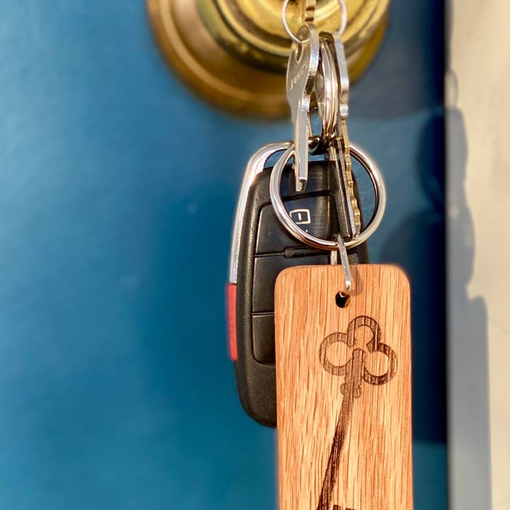 Munsell Made – Porta-chaves - Unissexo por atacado – Chaveiro de silhueta de madeira gravada1