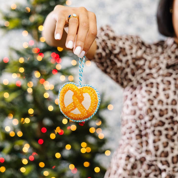 Furbish Studio – Engroshandel Pynt – Needlepoint Ikon Ornament - Pretzel2