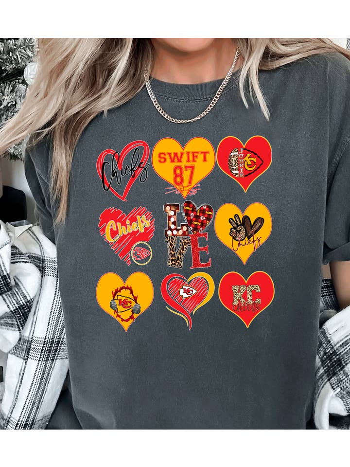 A Blessed Texas Mess Boutique - Wholesale T-Shirt (Graphic) - Women's - Kansas City Chiefs Taylor Swift 87 Kelsey Hearts Chiefs1