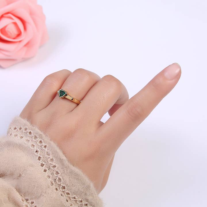 Aim Eternal - Vendita all'ingrosso Anelli con pietra singola/solitario - Anello elegante in oro con triangolo rovesciato verde con zirconia cubica cubica