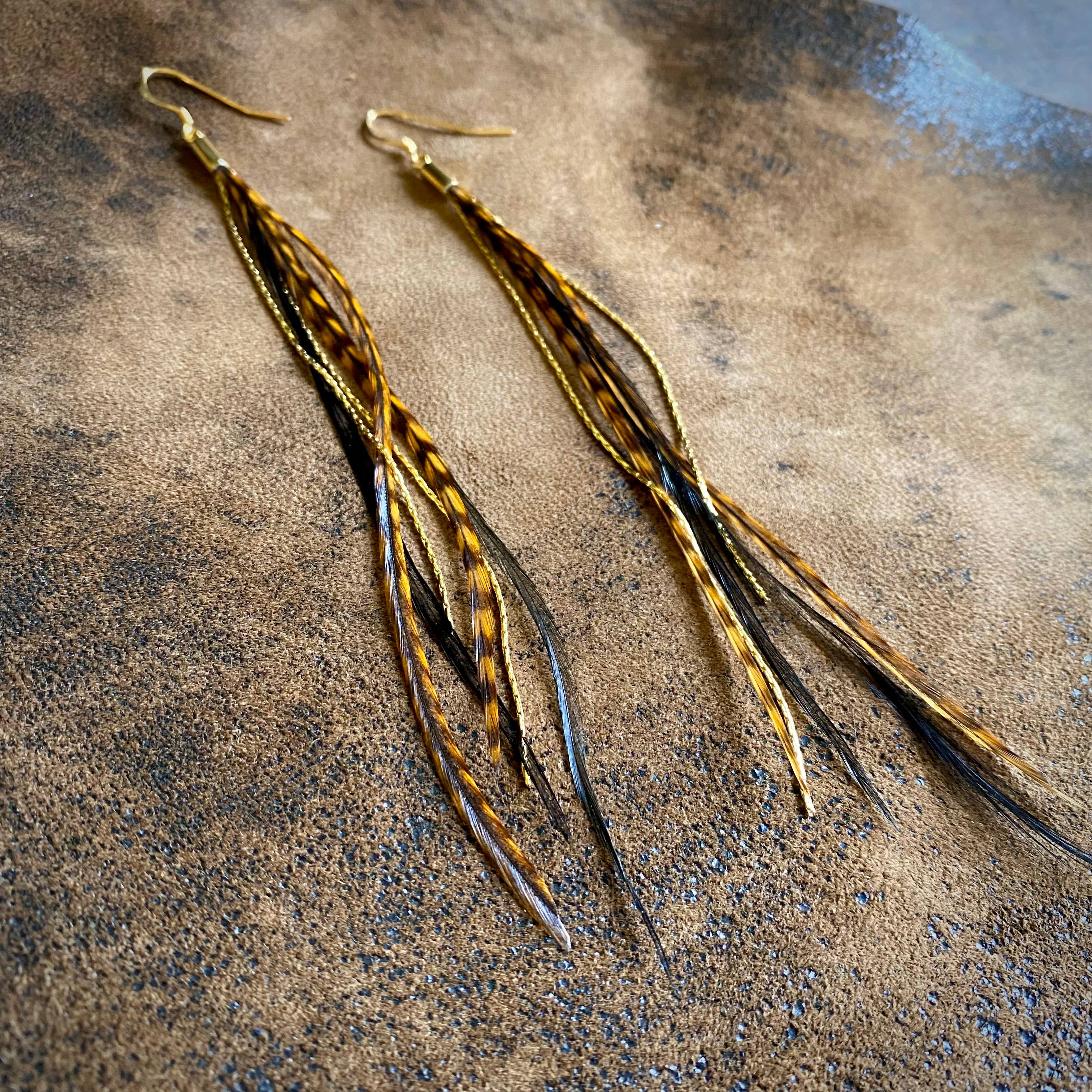 Amber Grizzly & Sort Mini fjerøreringe - Amber Grizzly & Sort/Guld, Boho for engroshandel på Faire5