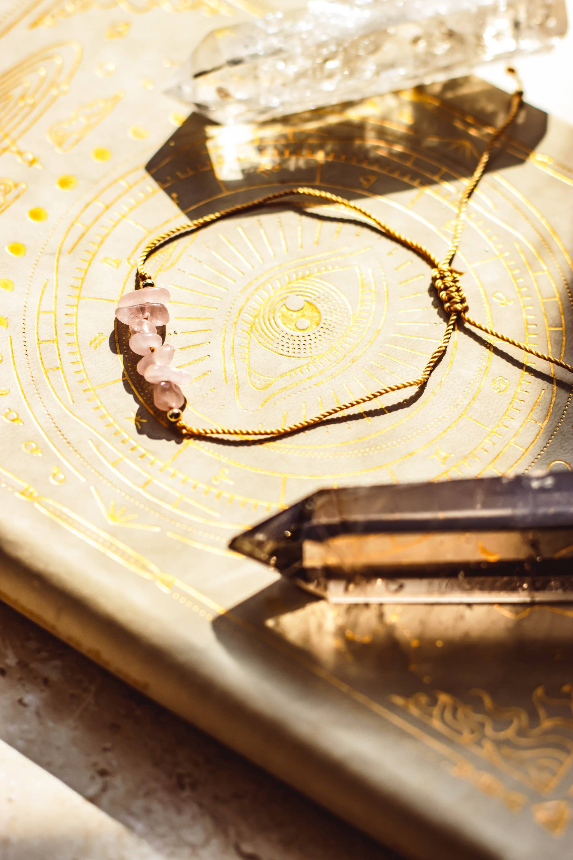 Mindful Living Co. – Großhandel Perlenarmband – Boho-Armband mit Edelsteinchips | Natürliche Kristalle8