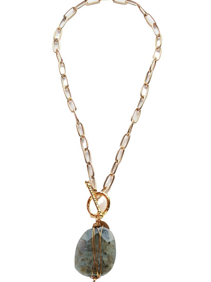 Halskette mit Anhänger aus Draht, mit Blockhaus, mit Edelsteinen umwickelt für den Großhandel von Julio Designs