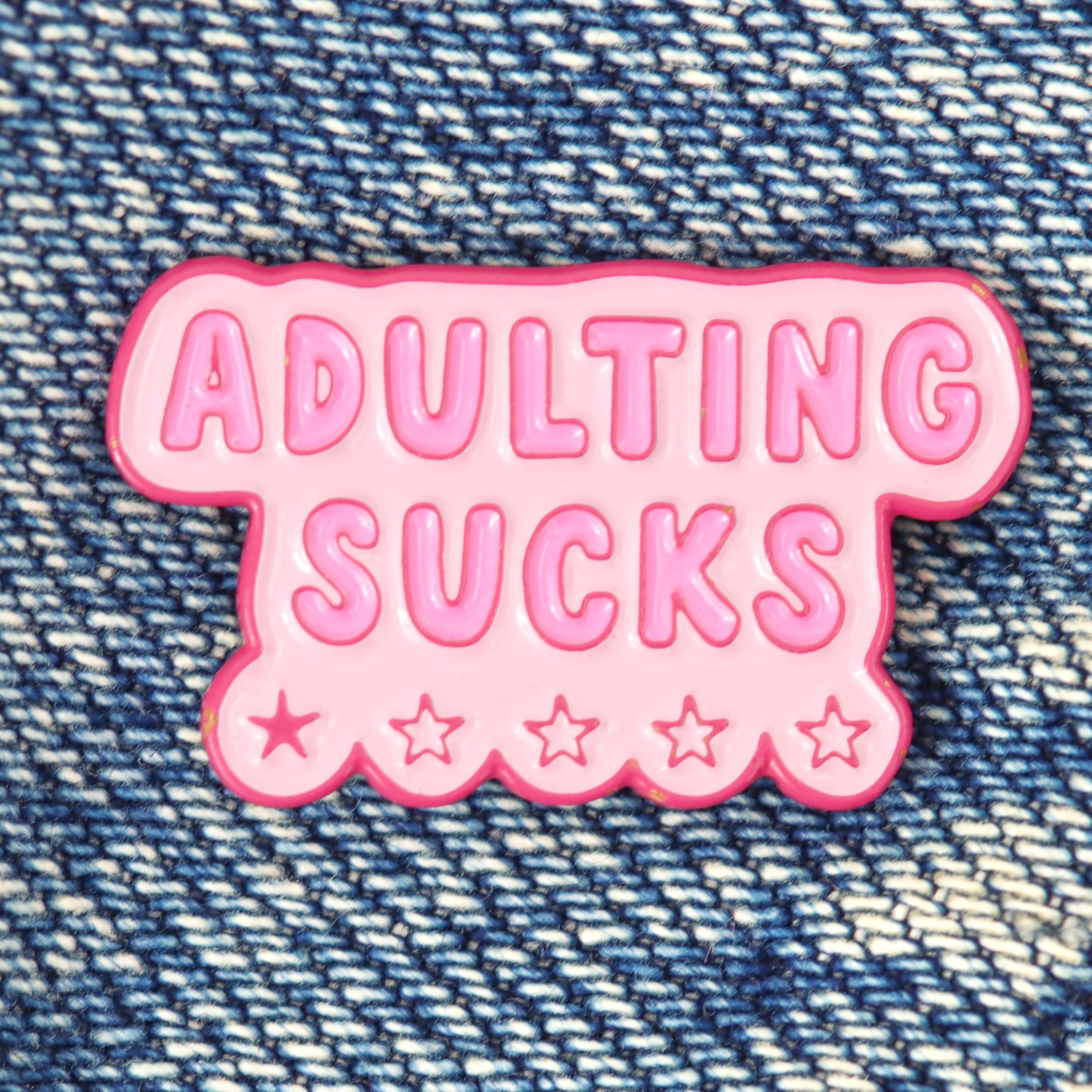 Fluffmallow (Custom duties for USA are pre-paid by us) – Engroshandel Reversnål/knap – "Voksenlivet Sucks Emalje Pin"1