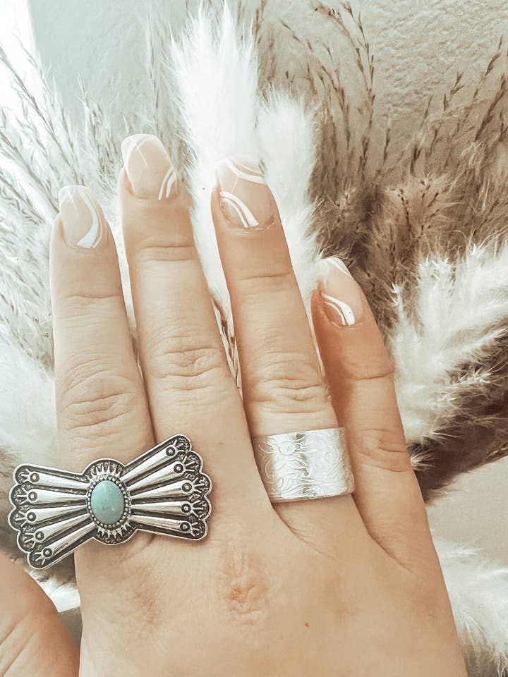 Ringen in reliëf voor wholesale door Moon Rae Design Co