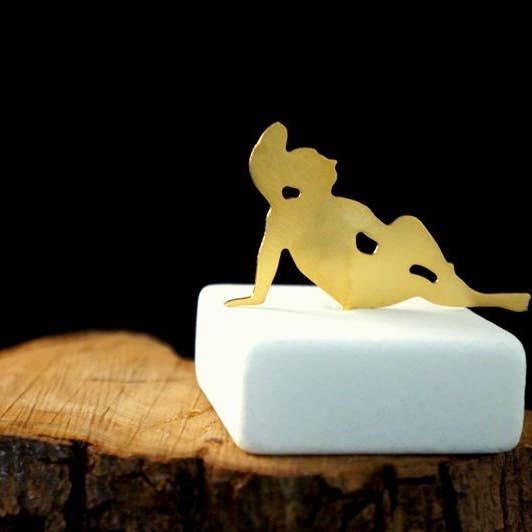 Accueil > Art cadeau > Petite statue minimaliste en or d'Achilea pour la vente par Mother Nature Jewelry