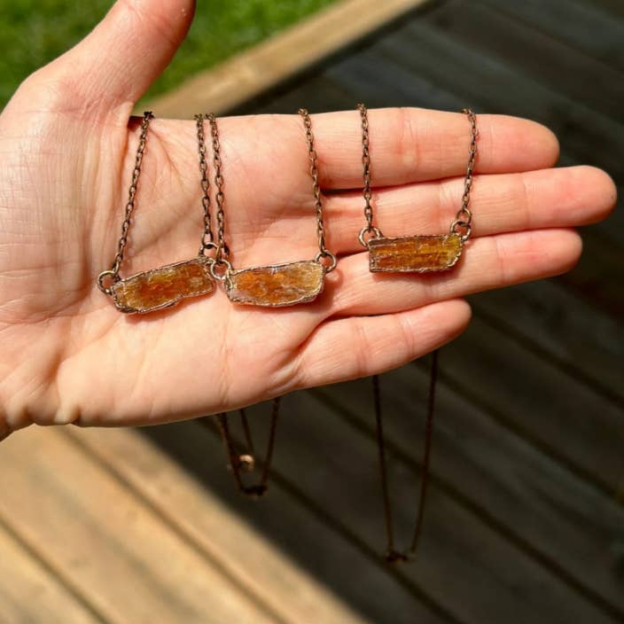 Gratefully Dreaming - Vendita all'ingrosso Collana con ciondolo/pendaglio - Collana a Barra di Cianite Arancione, Gioielli di Cristallo in Rame3