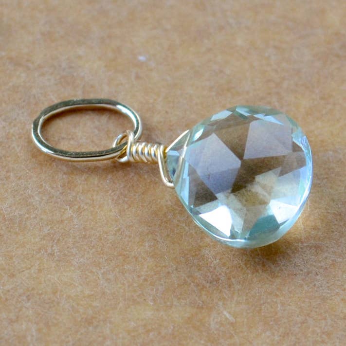 Ambergris Gem Charm - mintgrön prasiolit ädelstensberlock hänge för wholesale av Foamy Wader