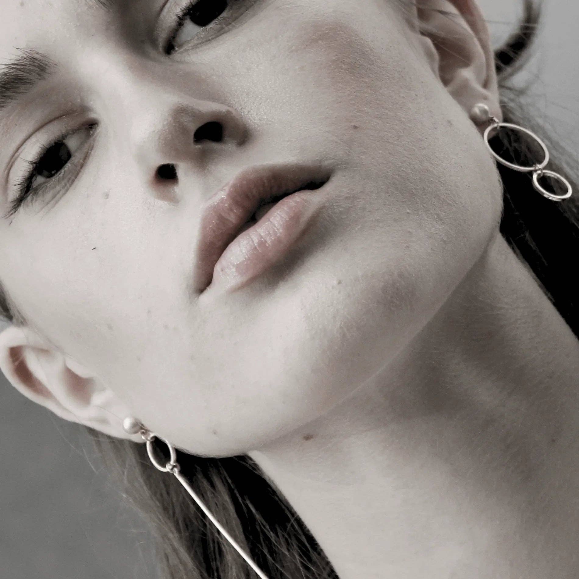 Dansk Copenhagen – wholesale Hängande örhängen – Theia Asymmetrisk Ringörhänge Silverplätering4