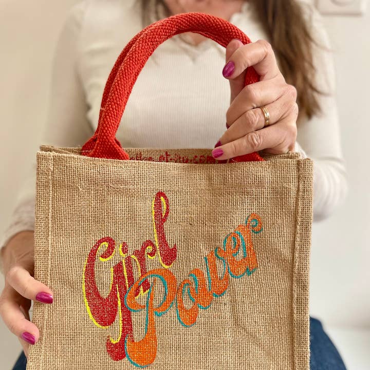 Lote de 10 sacos de juta com a mensagem GIRL POWER pintada à mão por atacado de Elles et No.