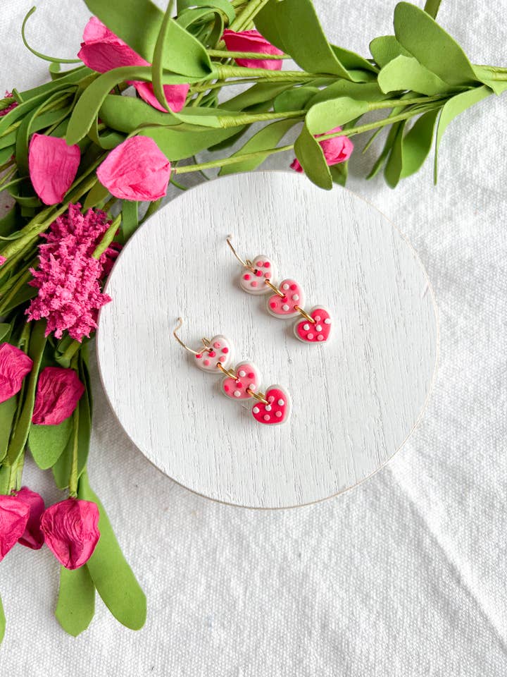 Boucles d'oreilles en argile polymère en forme de cœur glacé au sucre pour la vente par Morning Dew Designs