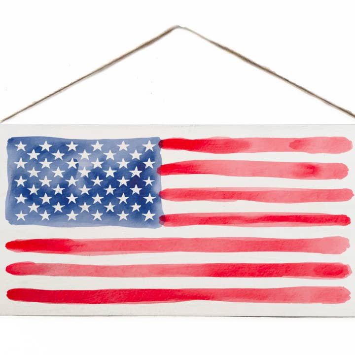 Suspension de porte en bois avec drapeau américain à l'aquarelle pour la vente par Second Nature by Hand